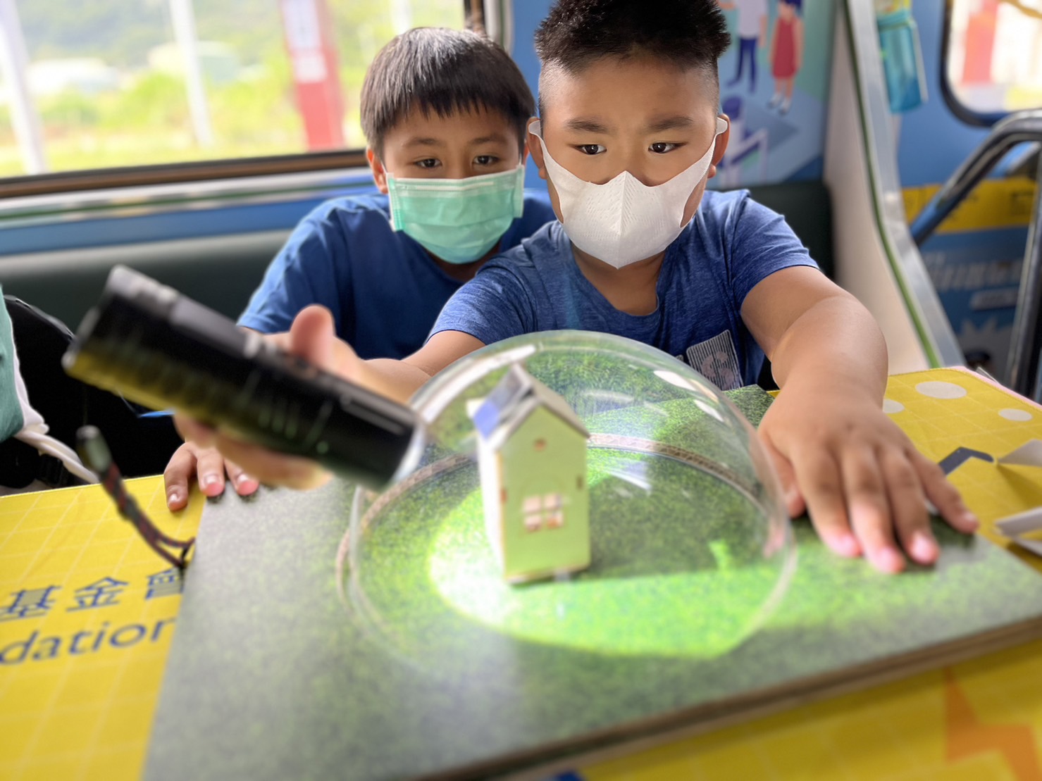 CG电子參與基礎科學主題車廂，以STEAM教學精神，設計「逐日科學家」、「太陽能工程師」以及「淨零建築師」三大能源科普課程和實驗